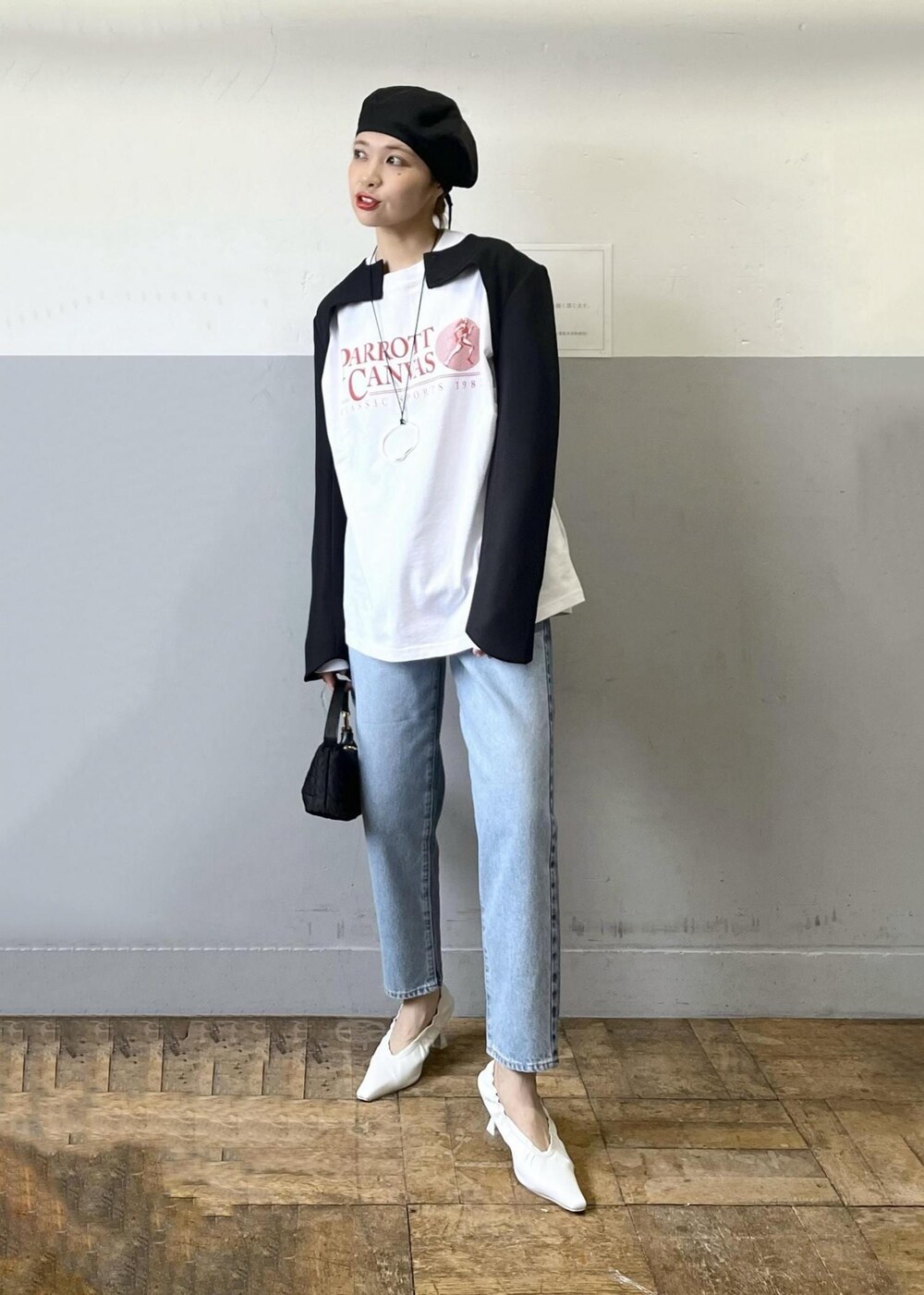 「ホワイト、プルオーバー、長袖、クルーネック、プリント、Tシャツ、ロゴ、パンツ、ブルー、デニム、テーパード、パンプス、ポインテッドトゥ、ヒール、ADAM ET ROPÉ」|「NEEDBY heritageの【NEEDBY for ADAM ET ROPE'】別注 FIT HIGHRISE TAPERED(デニムパンツ、ブルー系)」を使った、tampoさん(レディース・158cm)の冬コーディネートの3枚目の写真
