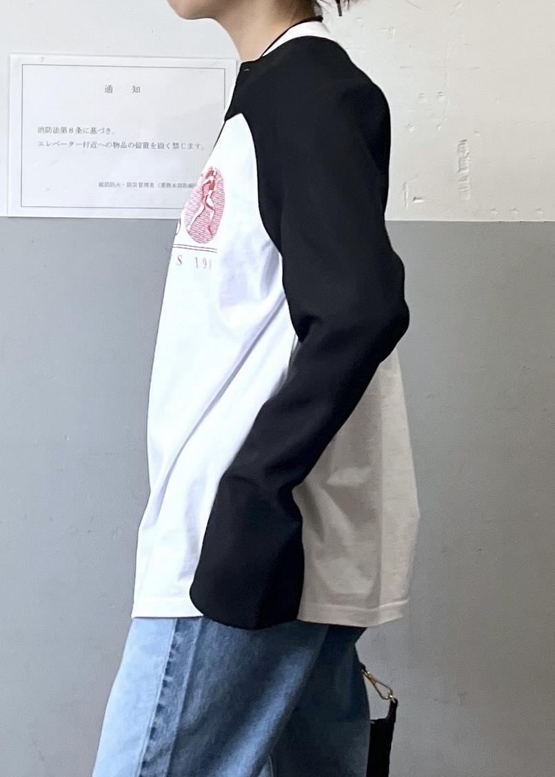 「ホワイト、プルオーバー、長袖、クルーネック、プリント、Tシャツ、ロゴ、パンツ、ブルー、デニム、テーパード、パンプス、ポインテッドトゥ、ヒール、ADAM ET ROPÉ」|「NEEDBY heritageの【NEEDBY for ADAM ET ROPE'】別注 FIT HIGHRISE TAPERED(デニムパンツ、ブルー系)」を使った、tampoさん(レディース・158cm)の冬コーディネートの7枚目の写真
