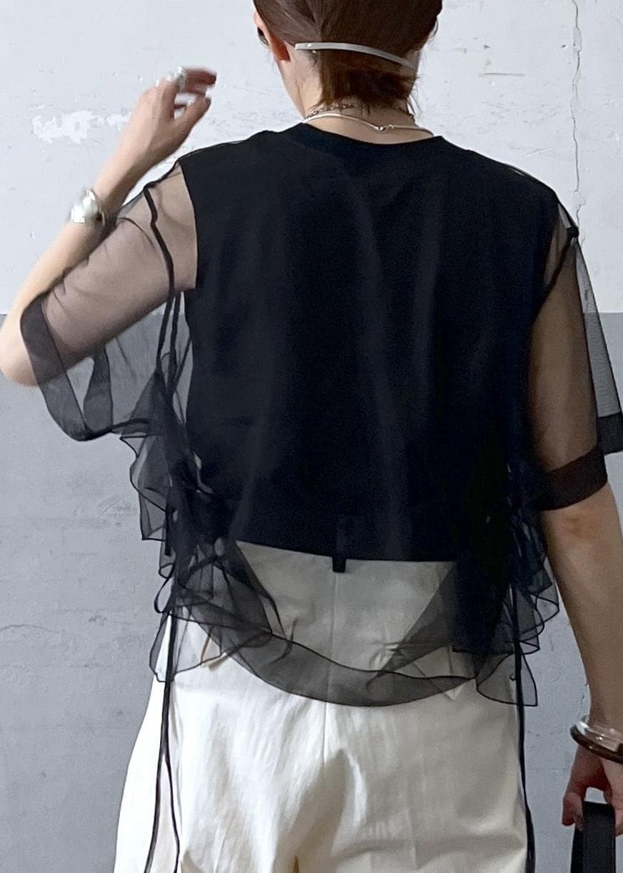 「フリル、ブラック、プルオーバー、カットソー、クルーネック、ホワイト、パンツ、ワイド、ADAM ET ROPÉ、FEMME、骨格ナチュラル、イエベ、きれいめカジュアル、大人カジュアル、夏」｜「ADAM ET ROPE'のストラップビーチサンダル（サンダル、シルバー系）」を使った、tampoさん（レディース・158cm）の春コーディネートの9枚目の写真