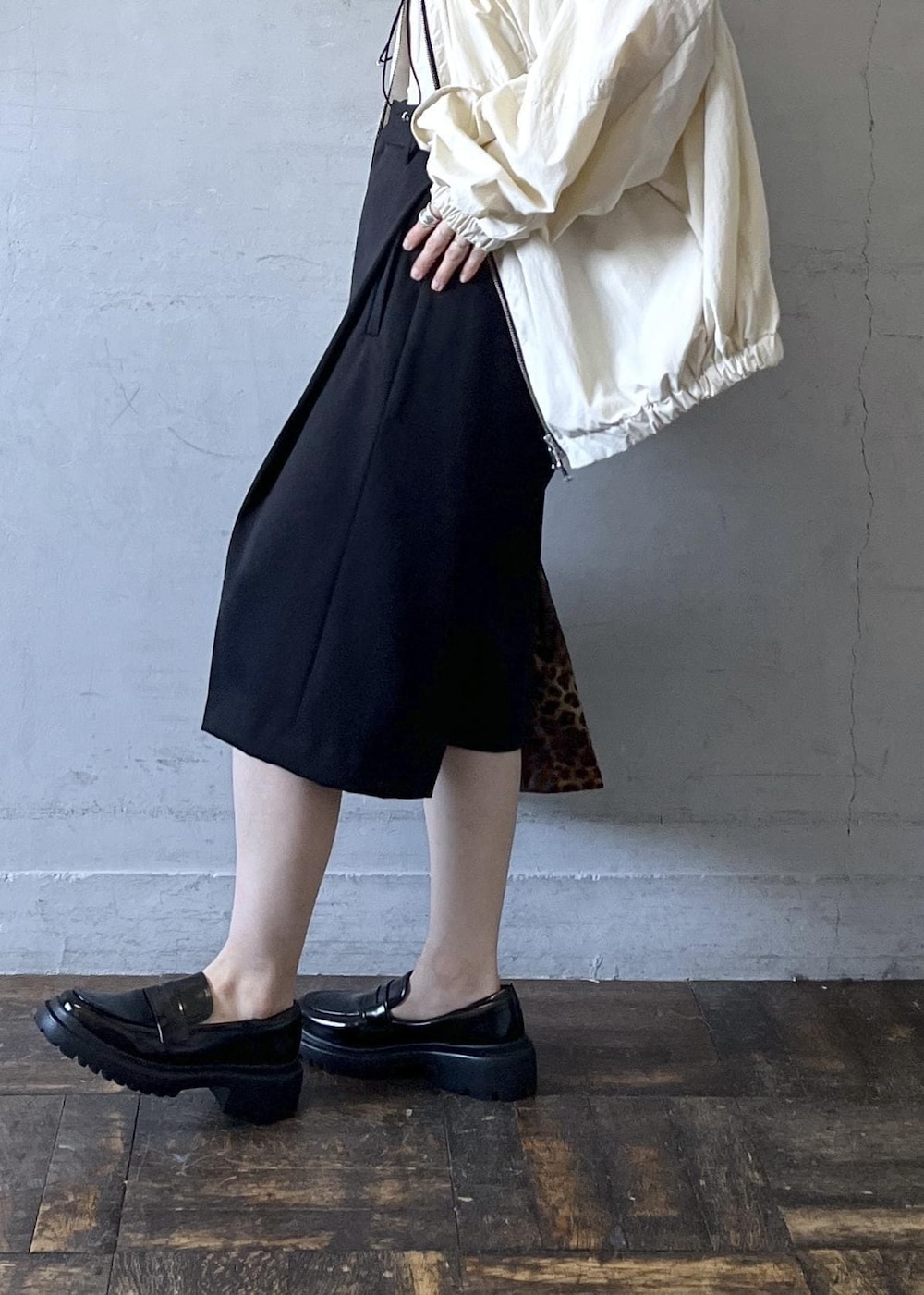 「ハーフパンツ、FEMME、骨格ナチュラル、イエベ、カジュアル、アウトドア、春、夏、秋、春ファッション、夏ファッション、秋ファッション、スタイルカバー、オーバーサイズ、ビッグシルエット」｜「ADAM ET ROPE'のウォータープルーフコインローファー（ローファー、ブラック系）」を使った、tampoさん（レディース・158cm）の夏コーディネートの9枚目の写真