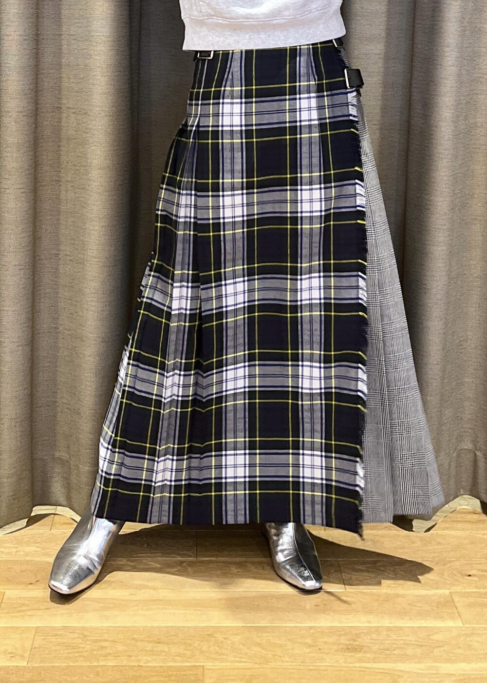 「o'neil of dublin、オニール オブ ダブリン、sporty&rich、スポーティー&リッチ、イエベ春、イエベスプリング、ナチュラル、ラップスカート、ロング、マキシ、別注、グレー、長袖、スウェット、パーカー」｜「ADAM ET ROPE'のダブルポケット2wayバッグ（ショルダーバッグ、ブラック系）」を使った、tampoさん（レディース・158cm）の秋コーディネートの4枚目の写真