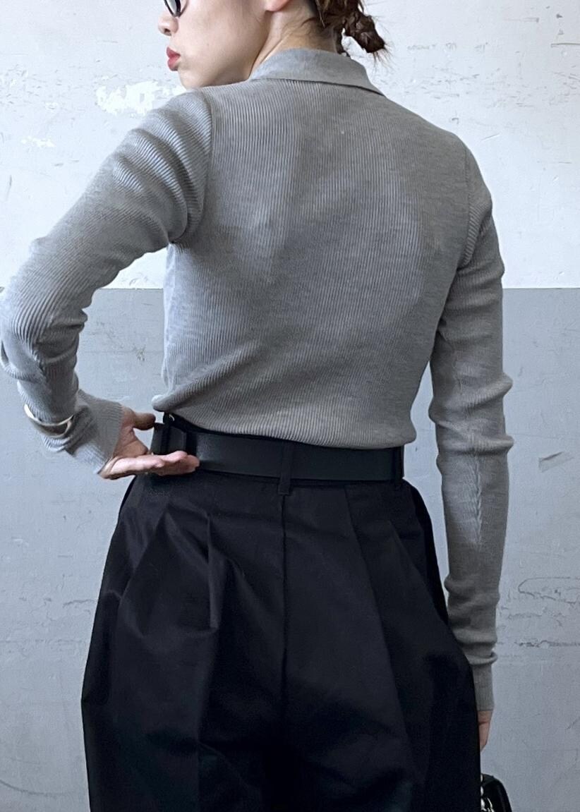「auralee、オーラリー、イエベ春、イエベスプリング、ナチュラル、ポロ、タックパンツ、チノパンツ、パール、ハンドバッグ、グレー、長袖、パンツ、ベルト、ハイウエスト」|「ADAM ET ROPE'のチェーンアクセサリーミニバッグ(ショルダーバッグ、ブラック系)」を使った、tampoさん(レディース・158cm)の夏コーディネートの6枚目の写真