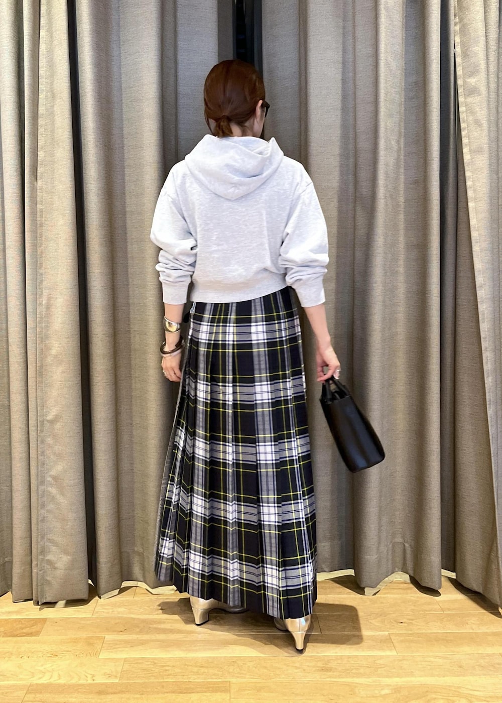 「o'neil of dublin、オニール オブ ダブリン、sporty&rich、スポーティー&リッチ、イエベ春、イエベスプリング、ナチュラル、ラップスカート、ロング、マキシ、別注、グレー、長袖、スウェット、パーカー」｜「ADAM ET ROPE'のダブルポケット2wayバッグ（ショルダーバッグ、ブラック系）」を使った、tampoさん（レディース・158cm）の秋コーディネートの3枚目の写真