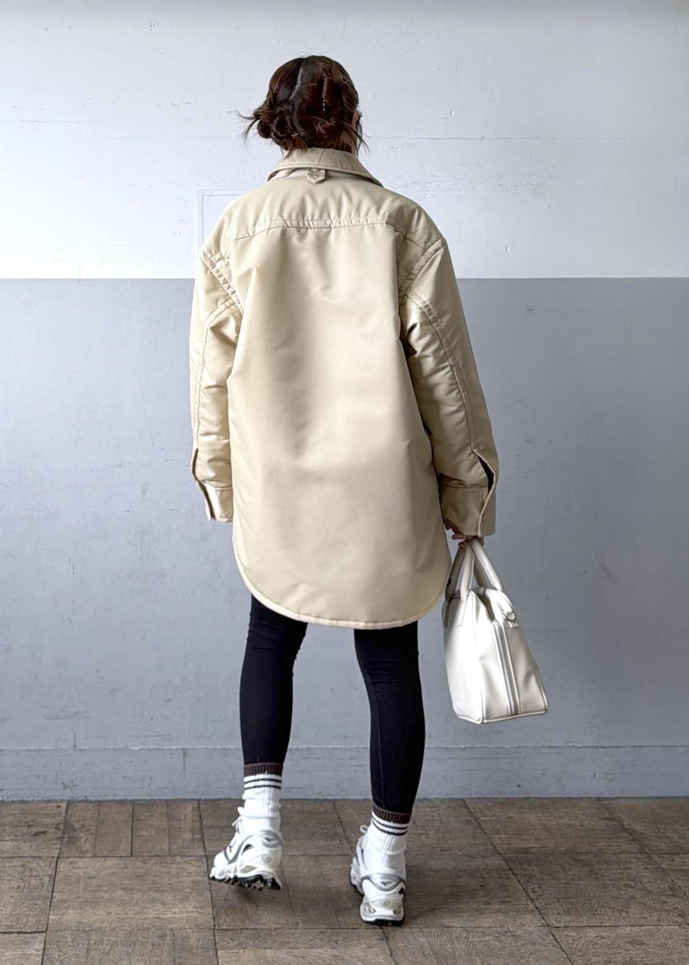 ブラック系のその他パンツ、ベージュ系のブルゾン、ホワイト系のスニーカーを着用したレディースの秋コーディネートの4枚目の写真