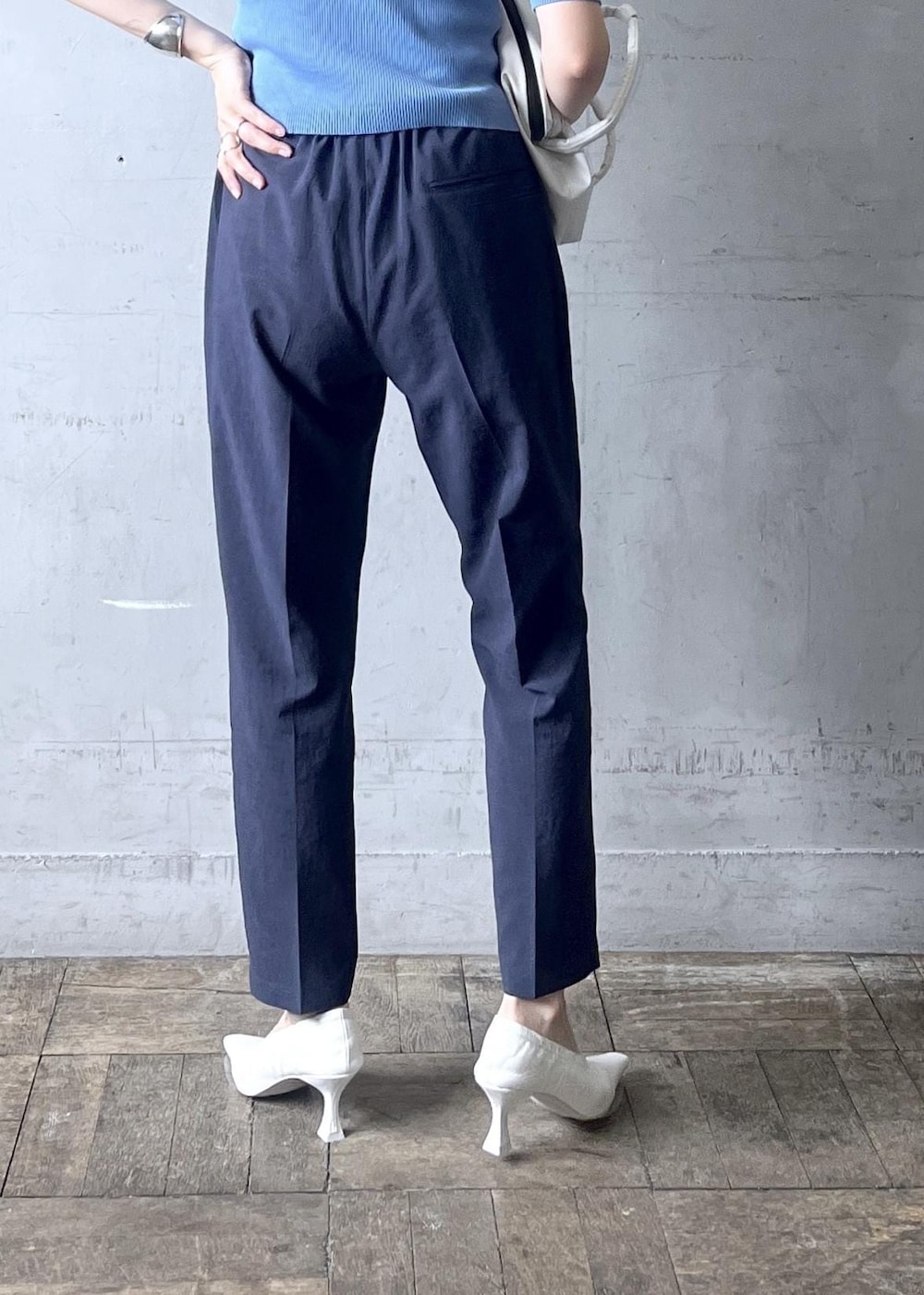 「オーラリー、auralee、FEMME、HOMME、UNISEX、骨格ナチュラル、イエベ、セットアップ対応、夏、夏ファッション、洗える、ウォッシャブル、スラックスパンツ、メガネ、ブルー」｜「ADAM ET ROPE'のメタルカーブチョーカー（チョーカー、シルバー系）」を使った、tampoさん（レディース・158cm）の春コーディネートの9枚目の写真