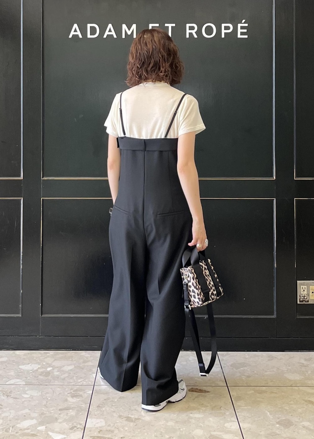 「ショルダーバッグ、スクエア、レオパード、スクエアバッグ、オーバーオール、ホワイト、Tシャツ、半袖、クルーネック、ブラック、ワイド、オールインワン、サロペット、スニーカー、夏コーデ」｜「GANNIの【GANNI for ADAM ET ROPE'】Recycled tech Mini Tote（トートバッグ、ベージュ系）」を使った、tampoさん（レディース・158cm）の夏コーディネートの5枚目の写真