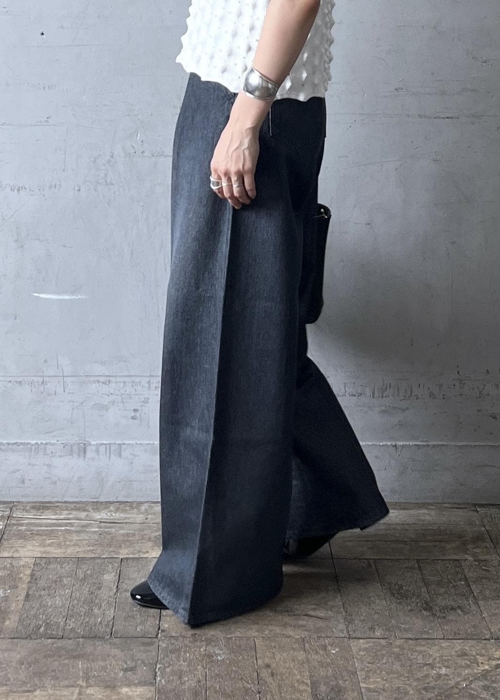 ブラック系のパンプス、ブラック系のデニムパンツ、ホワイト系のTシャツ/カットソーを着用したレディースの夏コーディネートの10枚目の写真