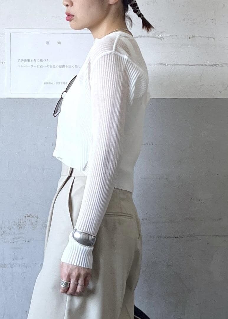 「ラップパンツ、サングラス、リブ、ホワイト、長袖、パンツ、ワイド、十分丈、サンダル、フラット、ADAM ET ROPÉ、FEMME、骨格ナチュラル、イエベ、大人カジュアル」|「ADAM ET ROPE'のカップ付きタンクトップ(タンクトップ、ホワイト系)」を使った、tampoさん(レディース・158cm)の春コーディネートの6枚目の写真