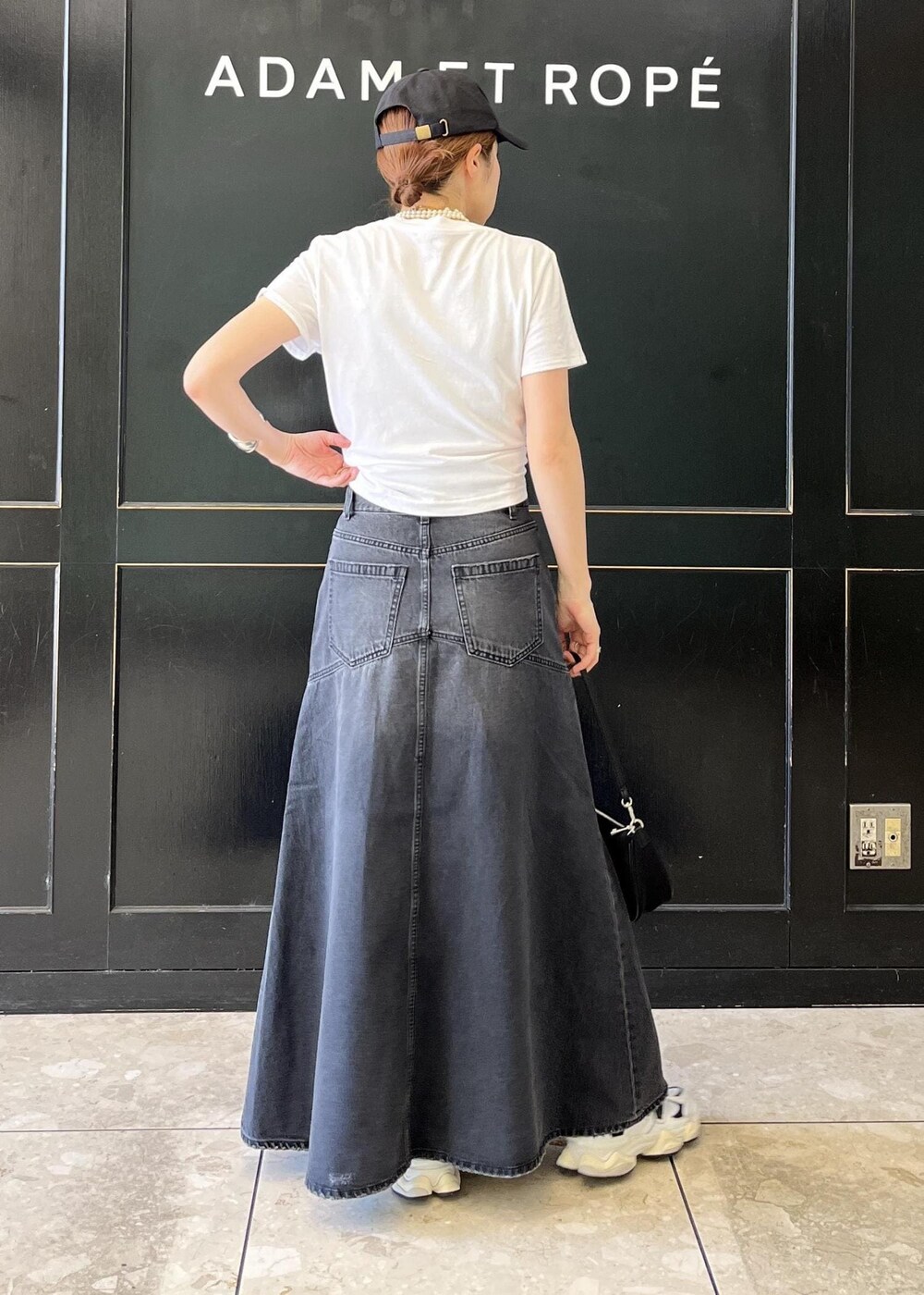 「イエベ春、イエベスプリング、ナチュラル、デニムスカート、hanes、ヘインズ、キャップ、カットソー、お腹見せ、グレー、スニーカー、ADAM ET ROPÉ、FEMME、SDGs、サステナブル」｜「ADAM ET ROPE'のネオプレンワンハンドルバッグ（ショルダーバッグ、ブラック系）」を使った、tampoさん（レディース・158cm）の夏コーディネートの3枚目の写真