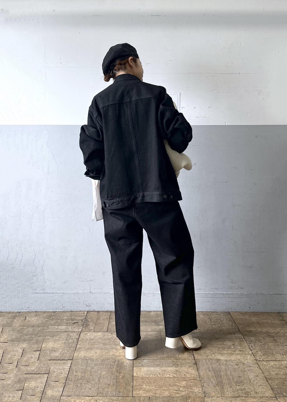 「秋アウター、Gジャン、ブラック、長袖、デニム、ジャケット、ADAM ET ROPÉ、FEMME、HOMME、UNISEX、骨格ナチュラル、イエベ、カジュアル、大人カジュアル、セットアップ」|「ADAM ET ROPE'の【サステナブル・A4対応】キルティングトートバッグ(トートバッグ、ホワイト系)」を使った、tampoさん(レディース・158cm)の秋コーディネートの3枚目の写真