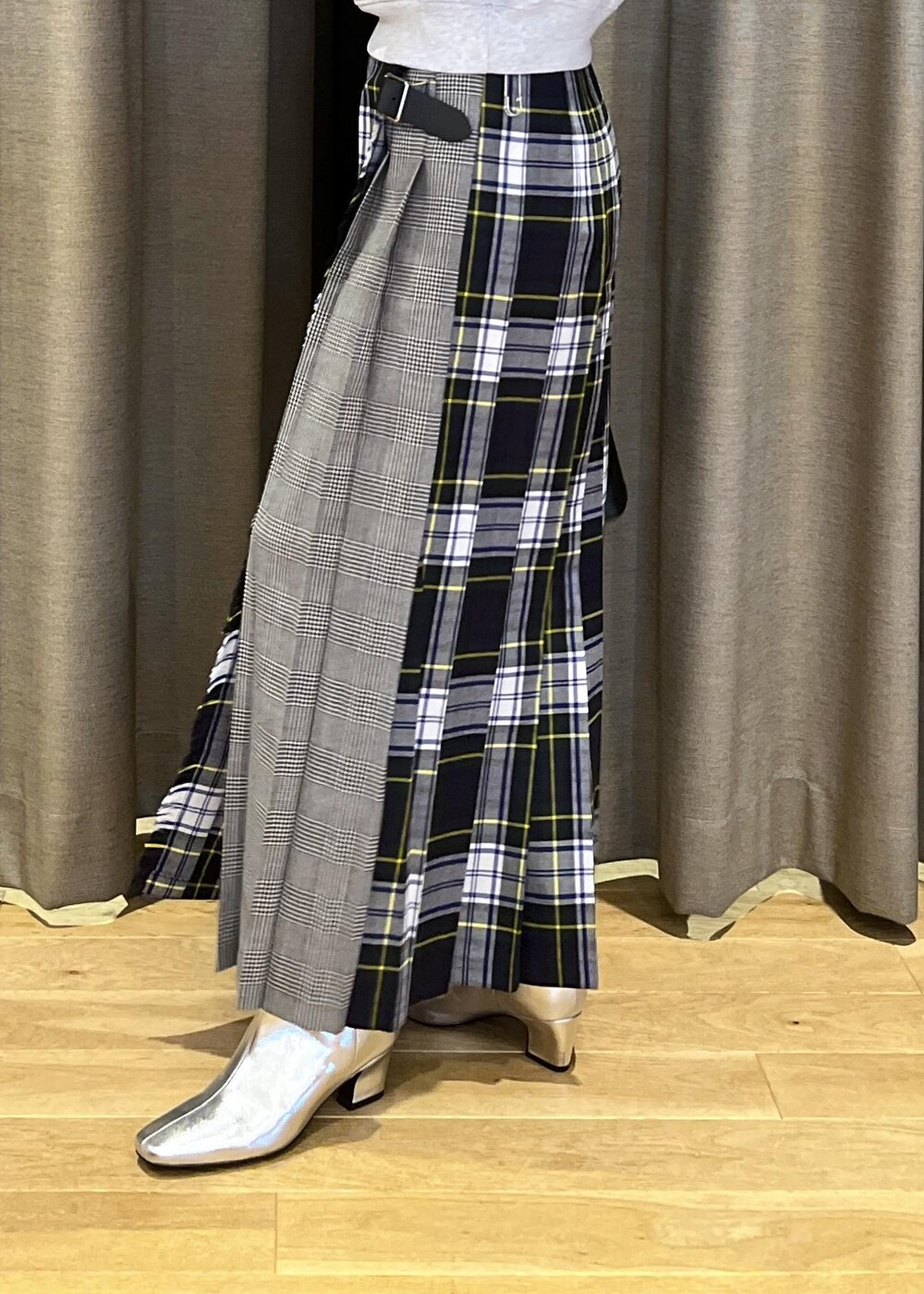 「o'neil of dublin、オニール オブ ダブリン、sporty&rich、スポーティー&リッチ、イエベ春、イエベスプリング、ナチュラル、ラップスカート、ロング、マキシ、別注、グレー、長袖、スウェット、パーカー」｜「ADAM ET ROPE'のダブルポケット2wayバッグ（ショルダーバッグ、ブラック系）」を使った、tampoさん（レディース・158cm）の秋コーディネートの5枚目の写真