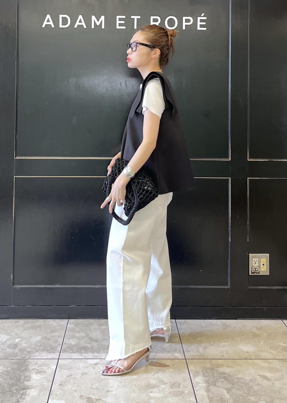 「ナチュラル、イエベ春、イエベスプリング、sisi joia、シシ ジョイア、hanes、ヘインズ、ブラック、ノースリーブ、Vネック、ホワイト、スリット、パンツ、デニム、サンダル」|「ADAM ET ROPE'の【サステナブル・セットアップ対応】フレアスリーブダンボールプルオーバー(Tシャツ/カットソー、ブラック系)」を使った、tampoさん(レディース・158cm)の夏コーディネートの5枚目の写真