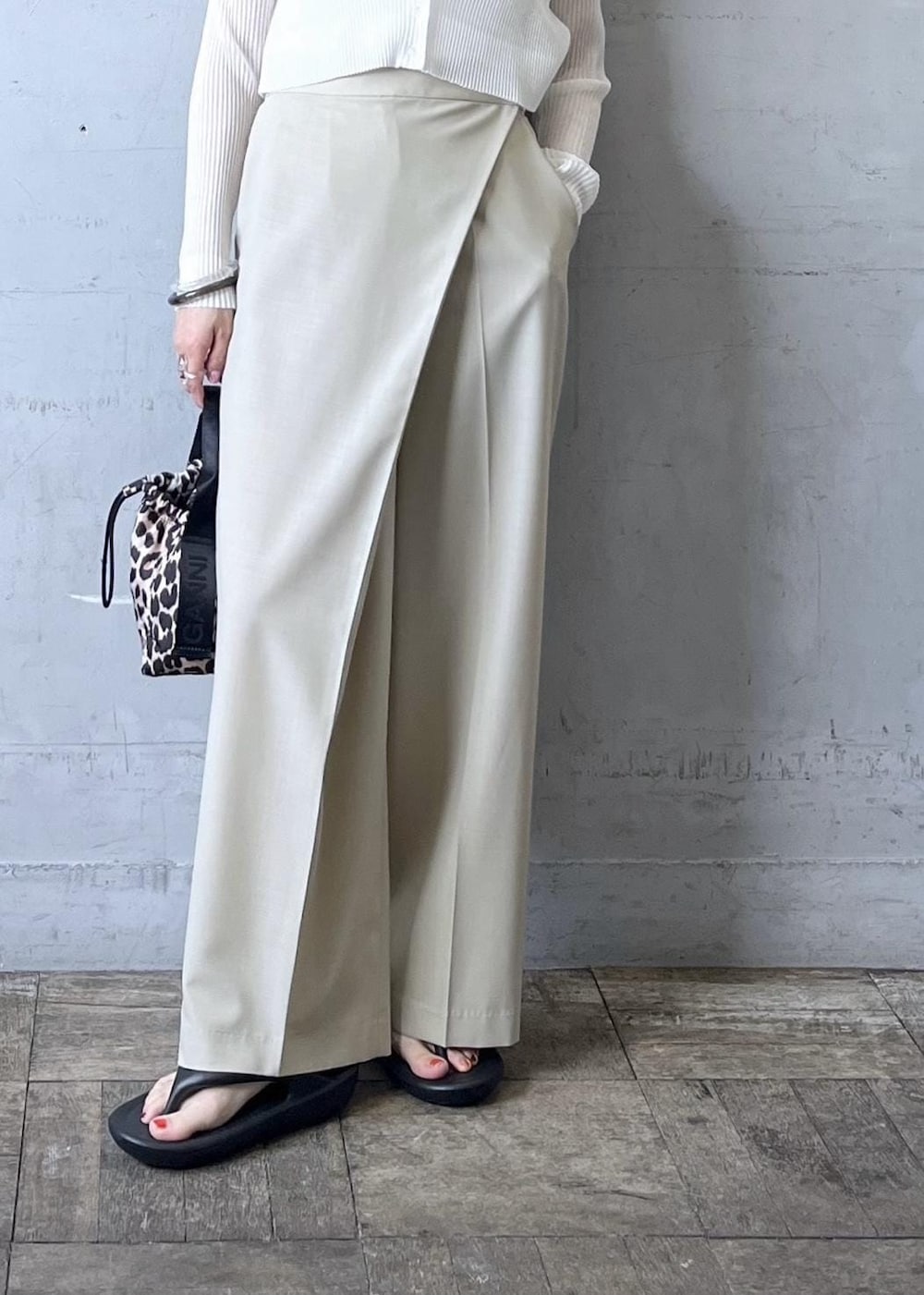 「ラップパンツ、サングラス、リブ、ホワイト、長袖、パンツ、ワイド、十分丈、サンダル、フラット、ADAM ET ROPÉ、FEMME、骨格ナチュラル、イエベ、大人カジュアル」|「ADAM ET ROPE'のカップ付きタンクトップ(タンクトップ、ホワイト系)」を使った、tampoさん(レディース・158cm)の春コーディネートの8枚目の写真