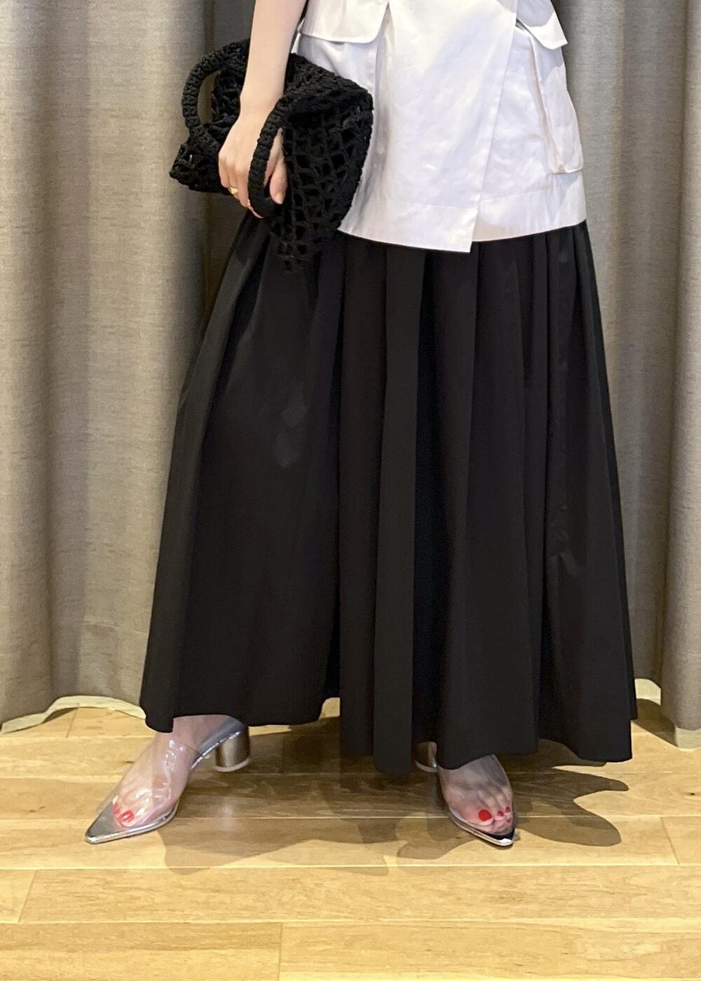「オフホワイト、イエベ春、イエベスプリング、ナチュラル、ホワイト、ノースリーブ、ベルト、ベルト付き、ウエストマーク、ロング、フレア、フレアスカート、マキシ、ギャザー、ギャザースカート」｜「ADAM ET ROPE'のクリアミュール（サンダル、シルバー系）」を使った、tampoさん（レディース・158cm）の夏コーディネートの7枚目の写真