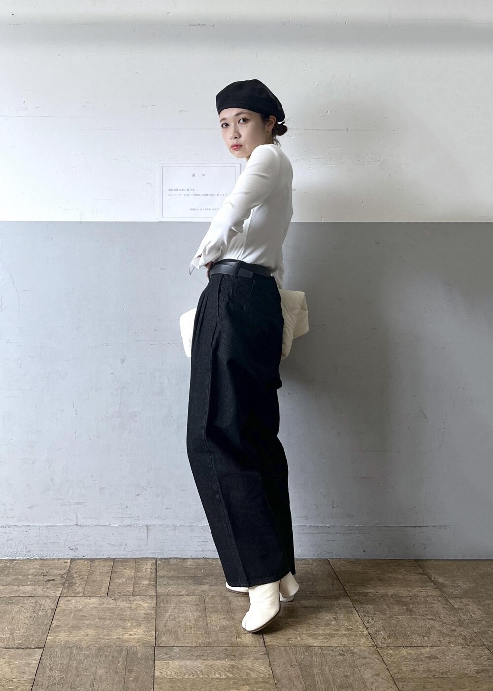 「秋アウター、Gジャン、ブラック、長袖、デニム、ジャケット、ADAM ET ROPÉ、FEMME、HOMME、UNISEX、骨格ナチュラル、イエベ、カジュアル、大人カジュアル、セットアップ」|「ADAM ET ROPE'の【サステナブル・A4対応】キルティングトートバッグ(トートバッグ、ホワイト系)」を使った、tampoさん(レディース・158cm)の秋コーディネートの5枚目の写真