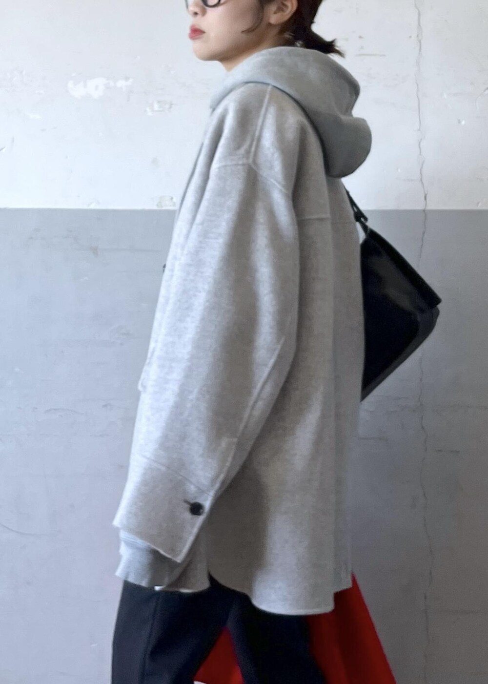 「グレー、長袖、オーバーサイズ、ライトグレー、スウェット、パーカー、パンツ、ローファー、ADAM ET ROPÉ、FEMME、骨格ナチュラル、イエベ、カジュアル、大人カジュアル、スポーティー」|「ADAM ET ROPE'の【晴雨兼用】ボリュームローファー(レインシューズ、ブラック系)」を使った、tampoさん(レディース・158cm)の秋コーディネートの7枚目の写真