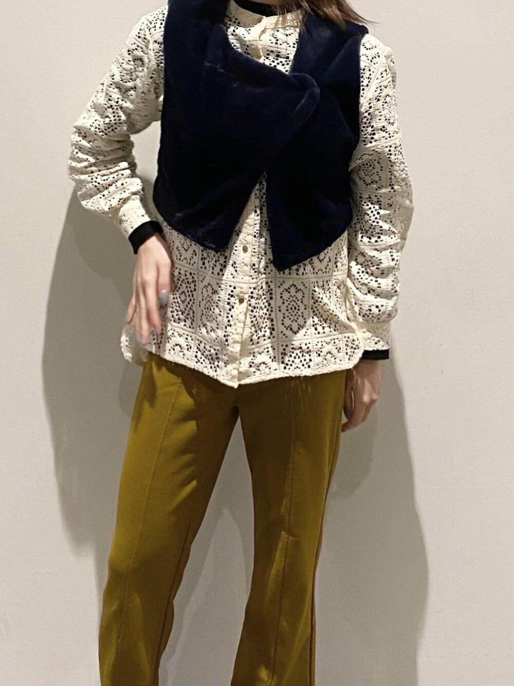 ホワイト系のシャツ/ブラウス、ブラック系のベストを着用したレディースの冬コーディネートの3枚目の写真