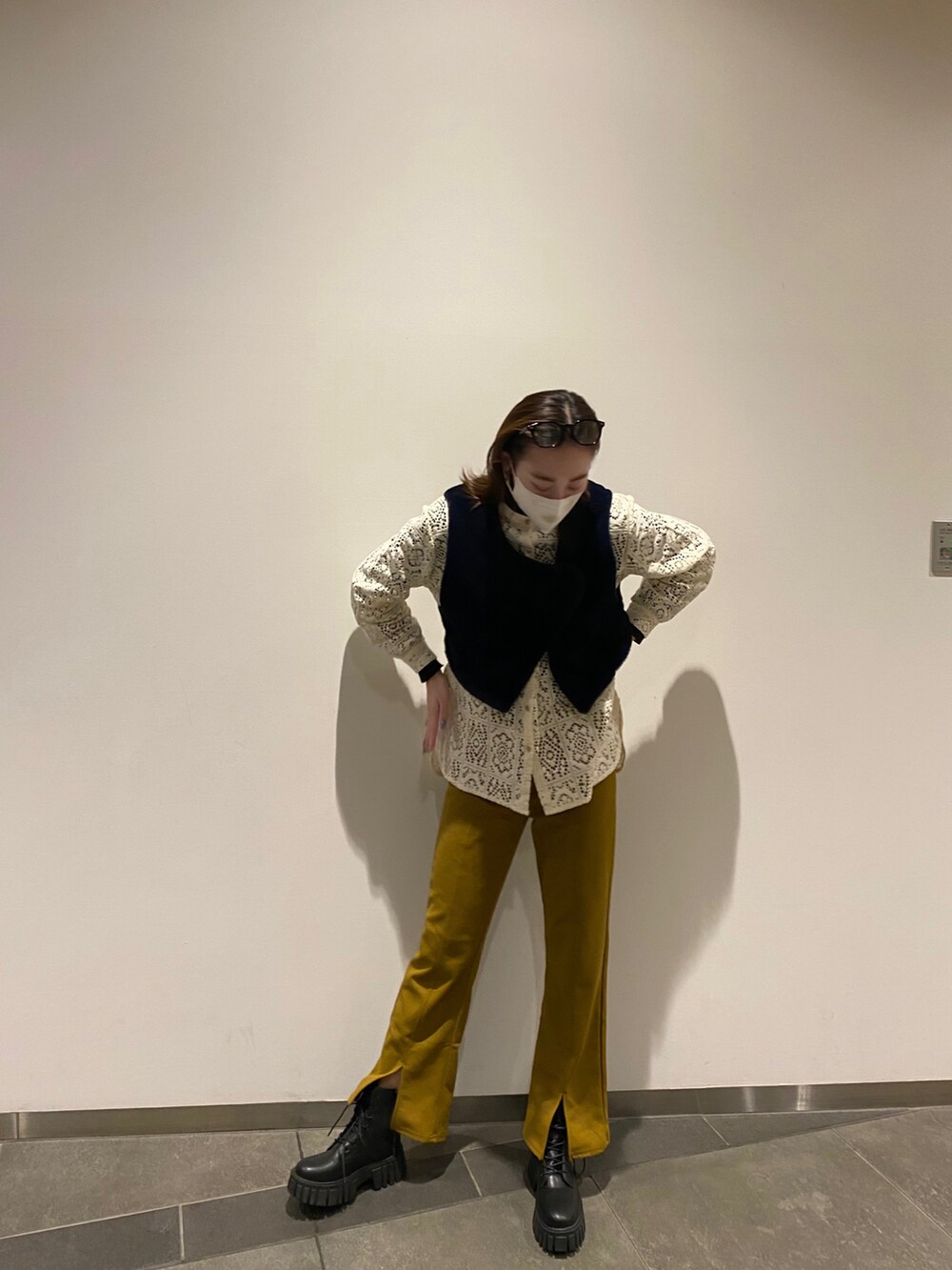 ホワイト系のシャツ/ブラウス、ブラック系のベストを着用したレディースの冬コーディネートの2枚目の写真