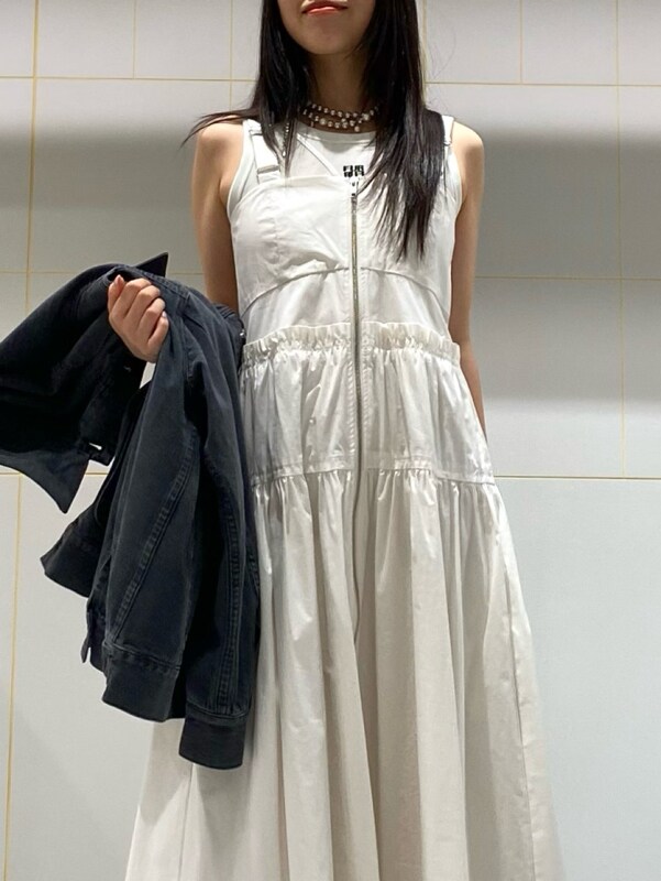 「アウター、デイリー、シューズ、カットソー、ワンピース、トップス、ドレス、イエベ、骨格ウェーブ」｜「FURFURのティアードギャザージャンパースカート（ジャンパースカート、ホワイト系）」を使った、FURFURさん（レディース・157cm）の冬コーディネートの5枚目の写真