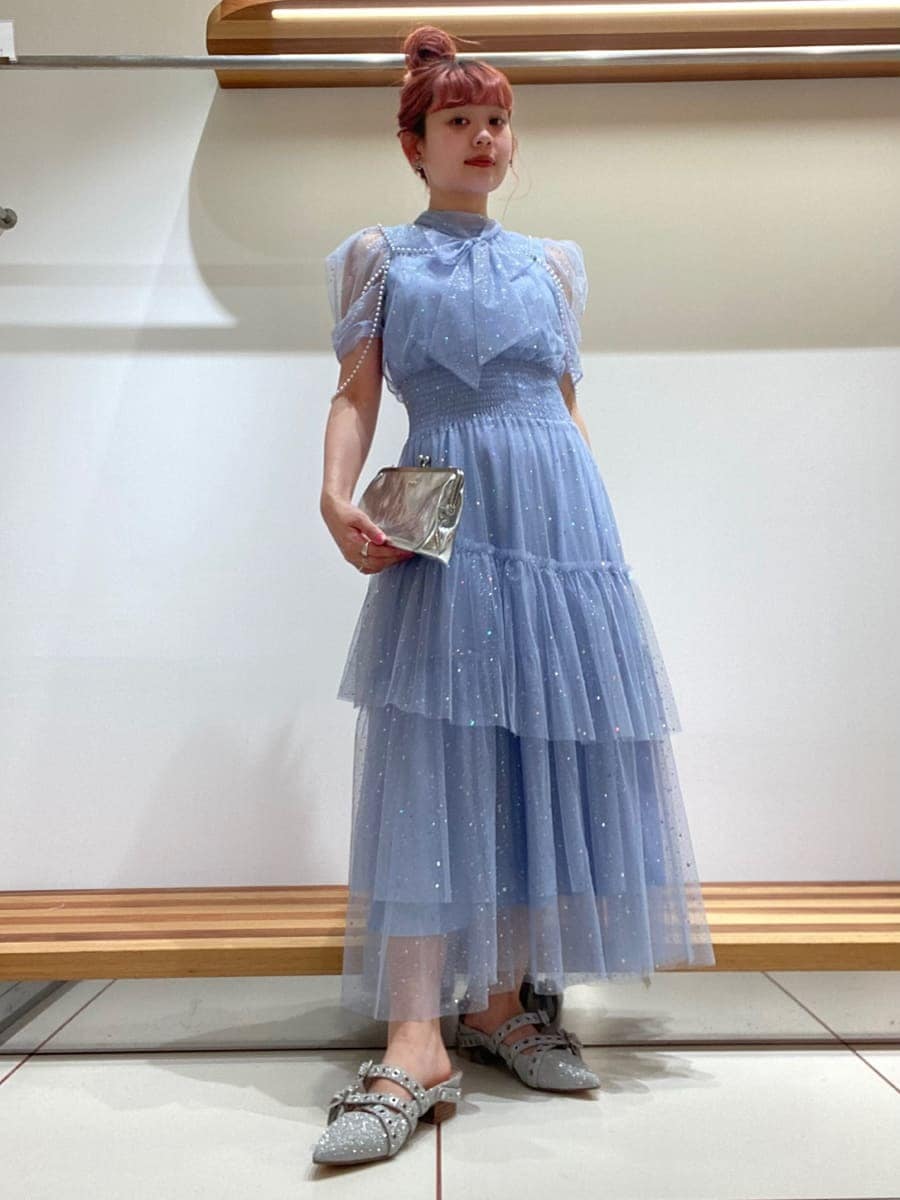「低身長、オケージョン、刺繍、チュール、アクセサリー、シューズ、ドレスアップ、バッグ、ドレス、リボン」｜「FURFURの【限定サイズ】ハーフスリーブラメチュールドレス（ドレス、ブルー系）」を使った、FURFURさん（レディース・154cm）の夏コーディネートの2枚目の写真
