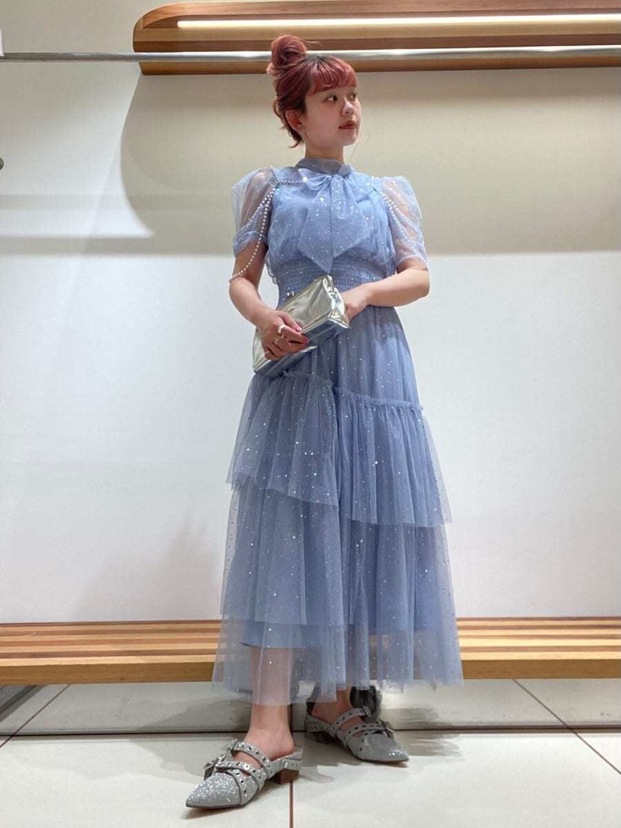 「低身長、オケージョン、刺繍、チュール、アクセサリー、シューズ、ドレスアップ、バッグ、ドレス、リボン」｜「FURFURの【限定サイズ】ハーフスリーブラメチュールドレス（ドレス、ブルー系）」を使った、FURFURさん（レディース・154cm）の夏コーディネートの6枚目の写真