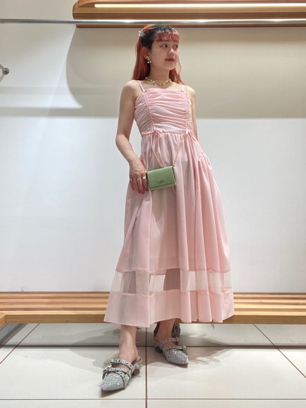 「低身長、デイリー、オケージョン、プリーツ、チュール、シアー、アクセサリー、シューズ、ワンピース、ドレスアップ、バッグ、ドレス」｜「FURFURのドロストキャミワンピース（ワンピース、ピンク系）」を使った、FURFURさん（レディース・154cm）の春コーディネートの6枚目の写真