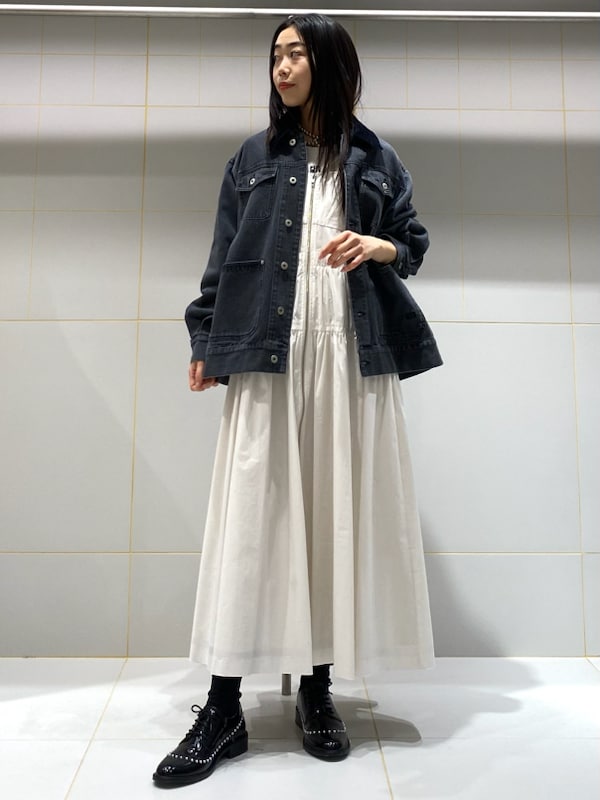 「アウター、デイリー、シューズ、カットソー、ワンピース、トップス、ドレス、イエベ、骨格ウェーブ」｜「FURFURのティアードギャザージャンパースカート（ジャンパースカート、ホワイト系）」を使った、FURFURさん（レディース・157cm）の冬コーディネートの6枚目の写真