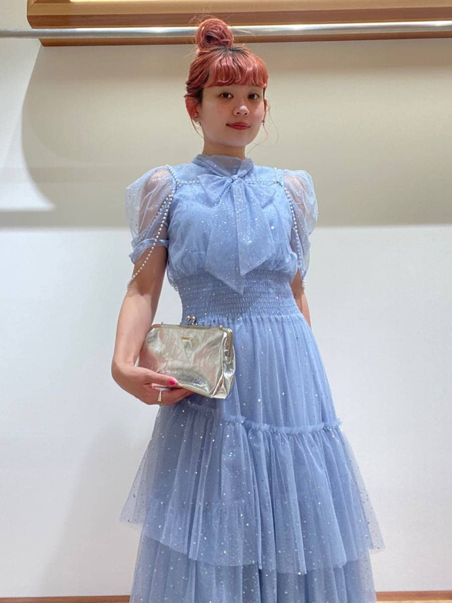 「低身長、オケージョン、刺繍、チュール、アクセサリー、シューズ、ドレスアップ、バッグ、ドレス、リボン」｜「FURFURの【限定サイズ】ハーフスリーブラメチュールドレス（ドレス、ブルー系）」を使った、FURFURさん（レディース・154cm）の夏コーディネートの5枚目の写真