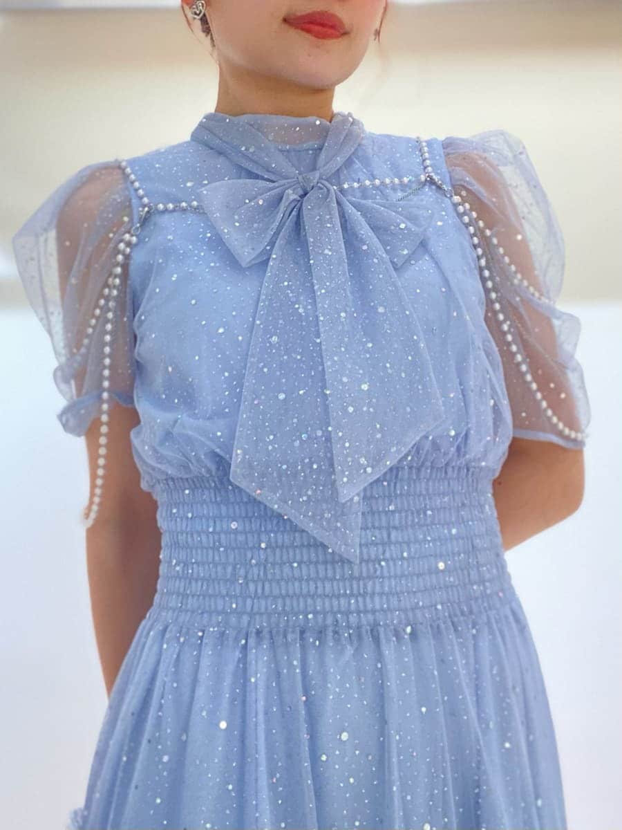 「低身長、オケージョン、刺繍、チュール、アクセサリー、シューズ、ドレスアップ、バッグ、ドレス、リボン」｜「FURFURの【限定サイズ】ハーフスリーブラメチュールドレス（ドレス、ブルー系）」を使った、FURFURさん（レディース・154cm）の夏コーディネートの4枚目の写真