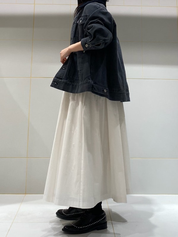 「アウター、デイリー、シューズ、カットソー、ワンピース、トップス、ドレス、イエベ、骨格ウェーブ」｜「FURFURのティアードギャザージャンパースカート（ジャンパースカート、ホワイト系）」を使った、FURFURさん（レディース・157cm）の冬コーディネートの7枚目の写真