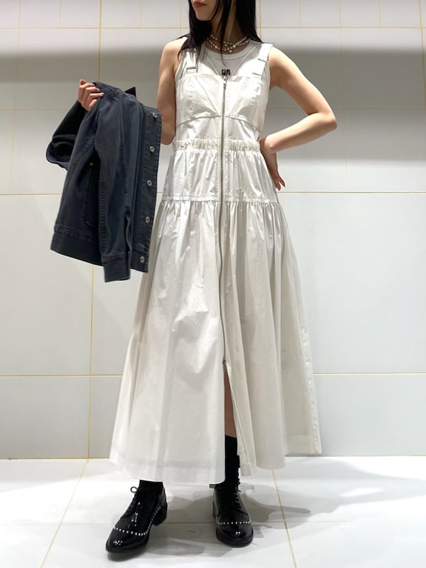 「アウター、デイリー、シューズ、カットソー、ワンピース、トップス、ドレス、イエベ、骨格ウェーブ」｜「FURFURのティアードギャザージャンパースカート（ジャンパースカート、ホワイト系）」を使った、FURFURさん（レディース・157cm）の冬コーディネートの9枚目の写真