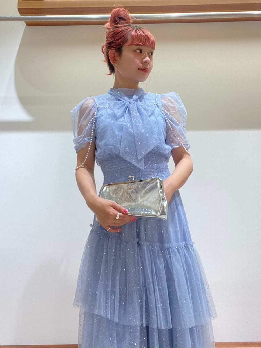 「低身長、オケージョン、刺繍、チュール、アクセサリー、シューズ、ドレスアップ、バッグ、ドレス、リボン」｜「FURFURの【限定サイズ】ハーフスリーブラメチュールドレス（ドレス、ブルー系）」を使った、FURFURさん（レディース・154cm）の夏コーディネートの8枚目の写真