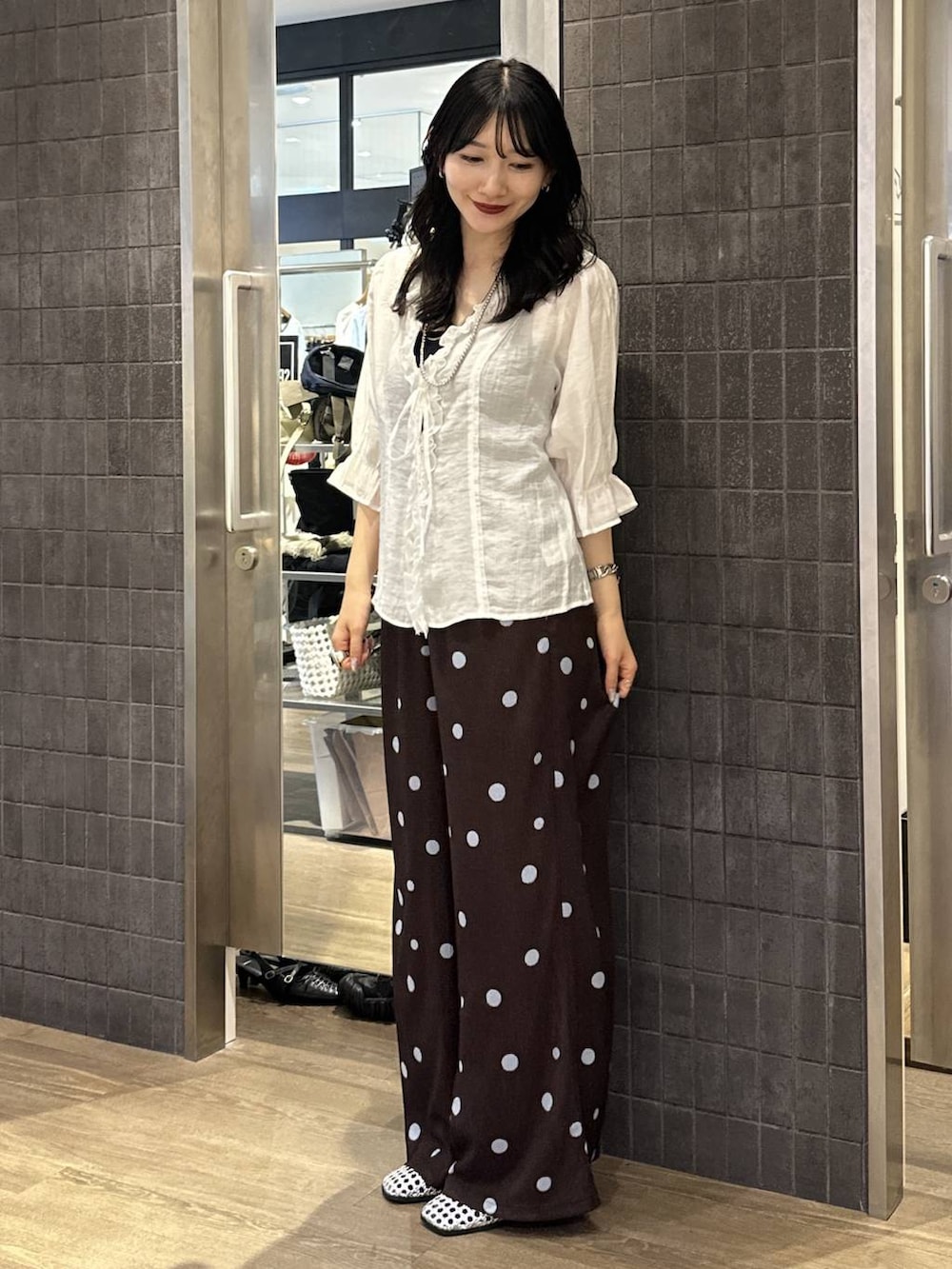 ブラウン系のその他パンツ、シルバー系のパンプス、ホワイト系のシャツ/ブラウスを着用したレディースの夏コーディネートの2枚目の写真