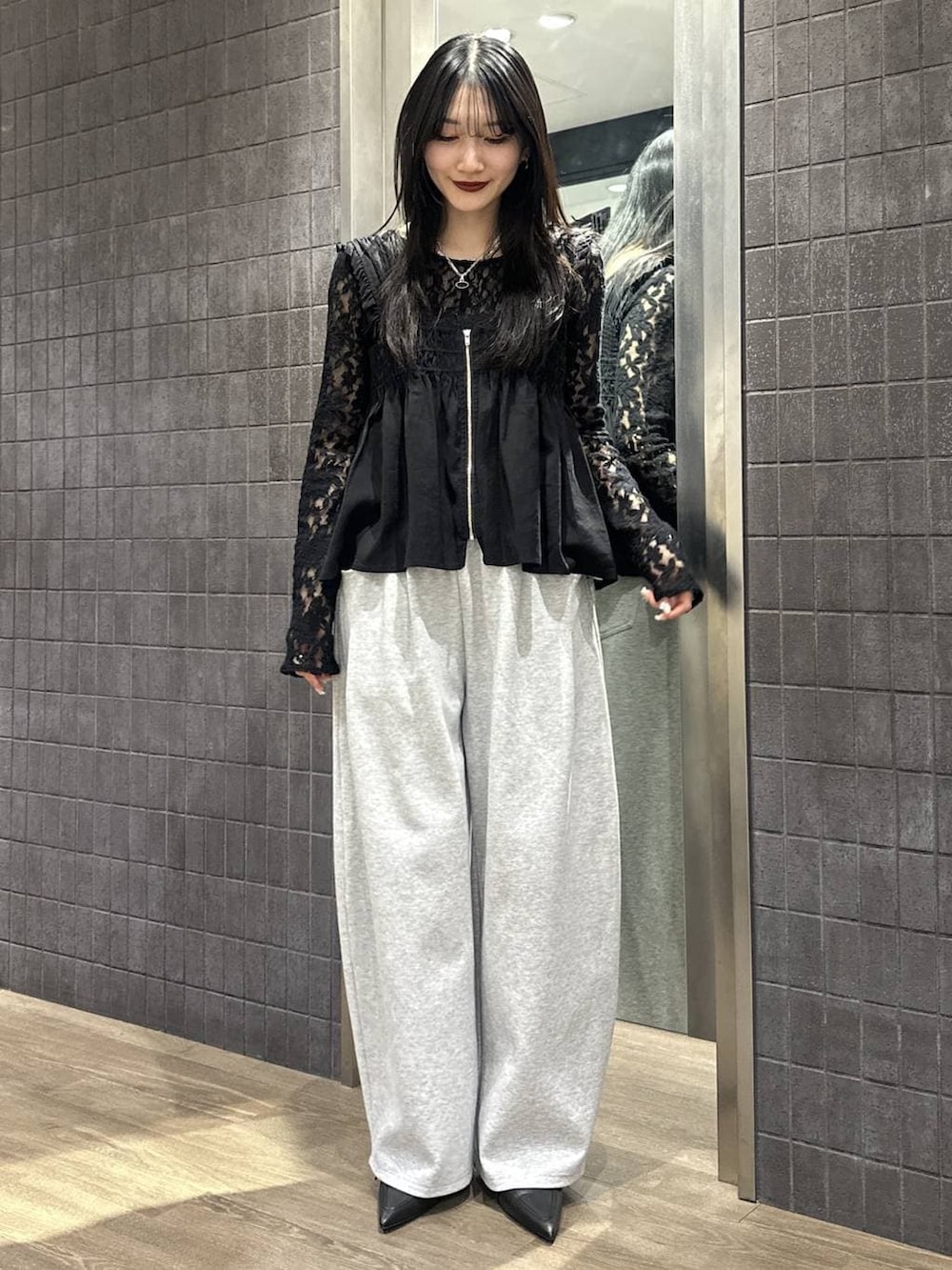 ブラック系のパンプス、グレー系のスウェットパンツ、ブラック系のTシャツ/カットソーを着用したレディースの春コーディネートの3枚目の写真