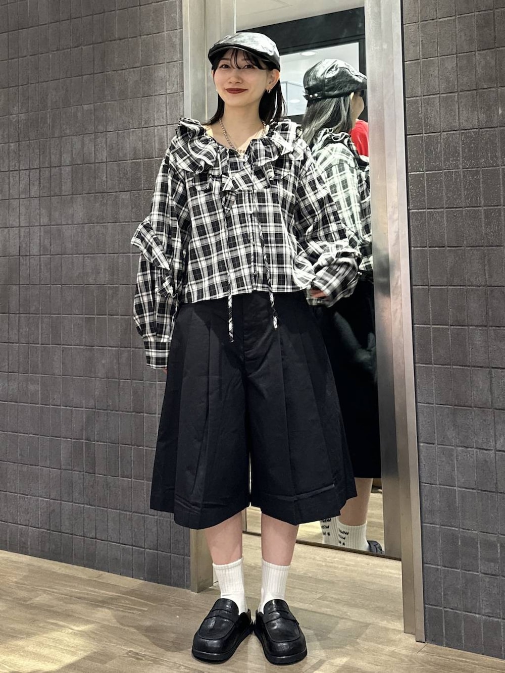 ブラック系のローファー、ブラック系のその他パンツ、ブラック系のシャツ/ブラウスを着用したレディースの春コーディネートの3枚目の写真