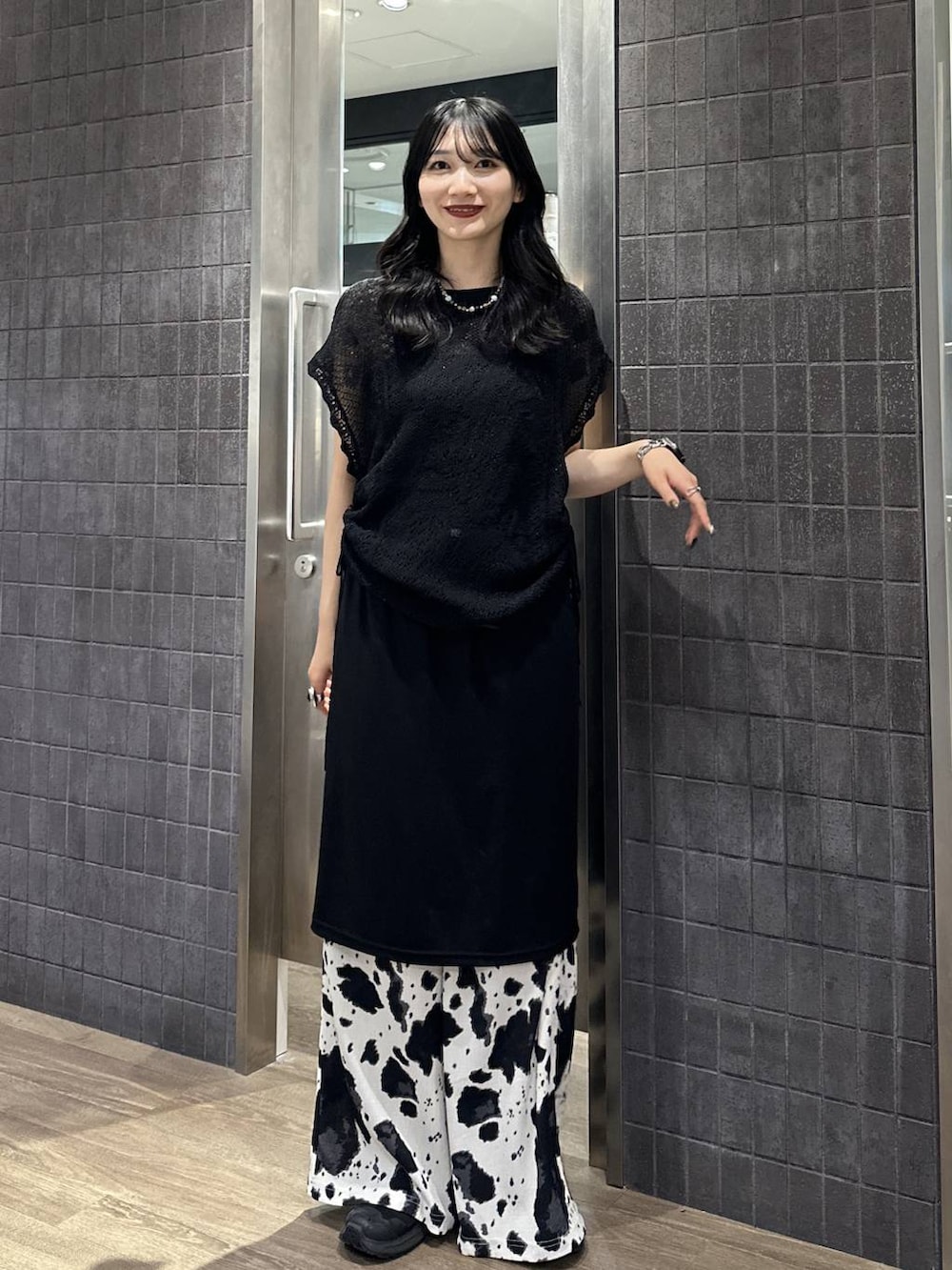 ブラック系のその他パンツ、ブラック系のニット/セーター、ブラック系のスカートを着用したレディースの夏コーディネートの4枚目の写真