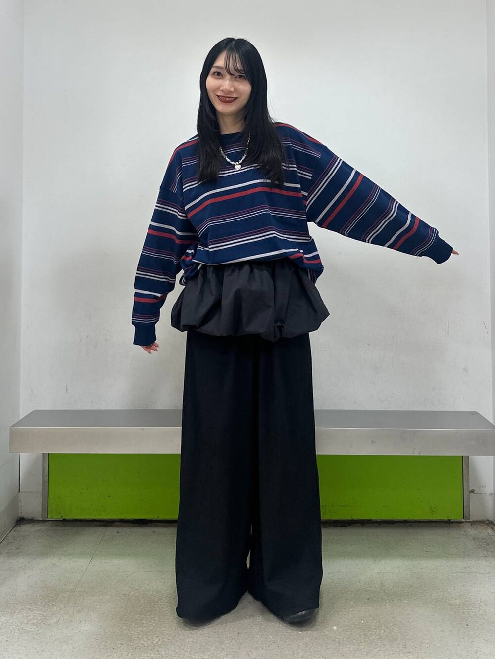 ブラック系のその他パンツ、ブラック系のキャミソール、ブルー系のTシャツ/カットソーを着用したレディースの秋コーディネートの3枚目の写真