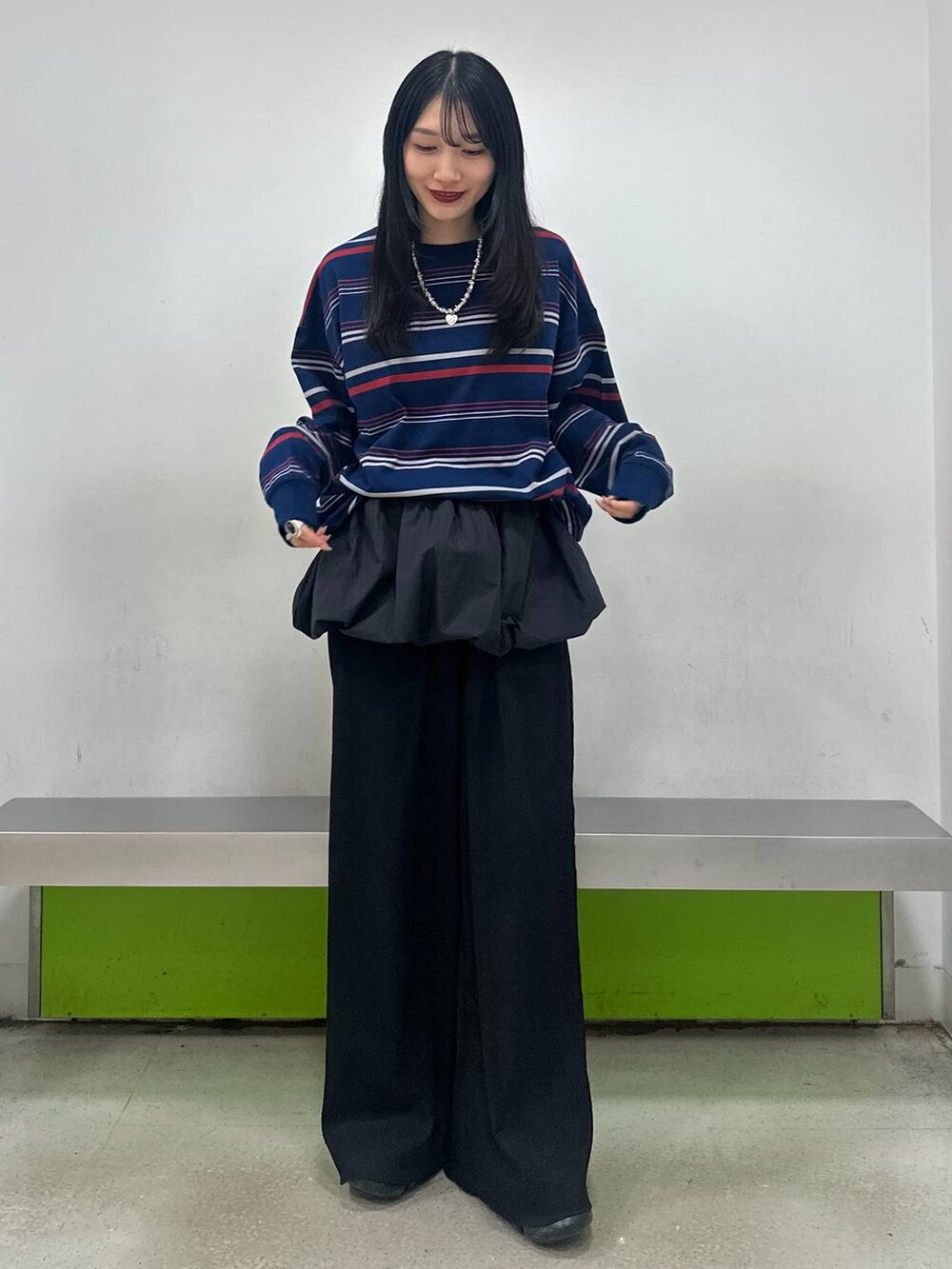 ブラック系のその他パンツ、ブラック系のキャミソール、ブルー系のTシャツ/カットソーを着用したレディースの秋コーディネートの2枚目の写真