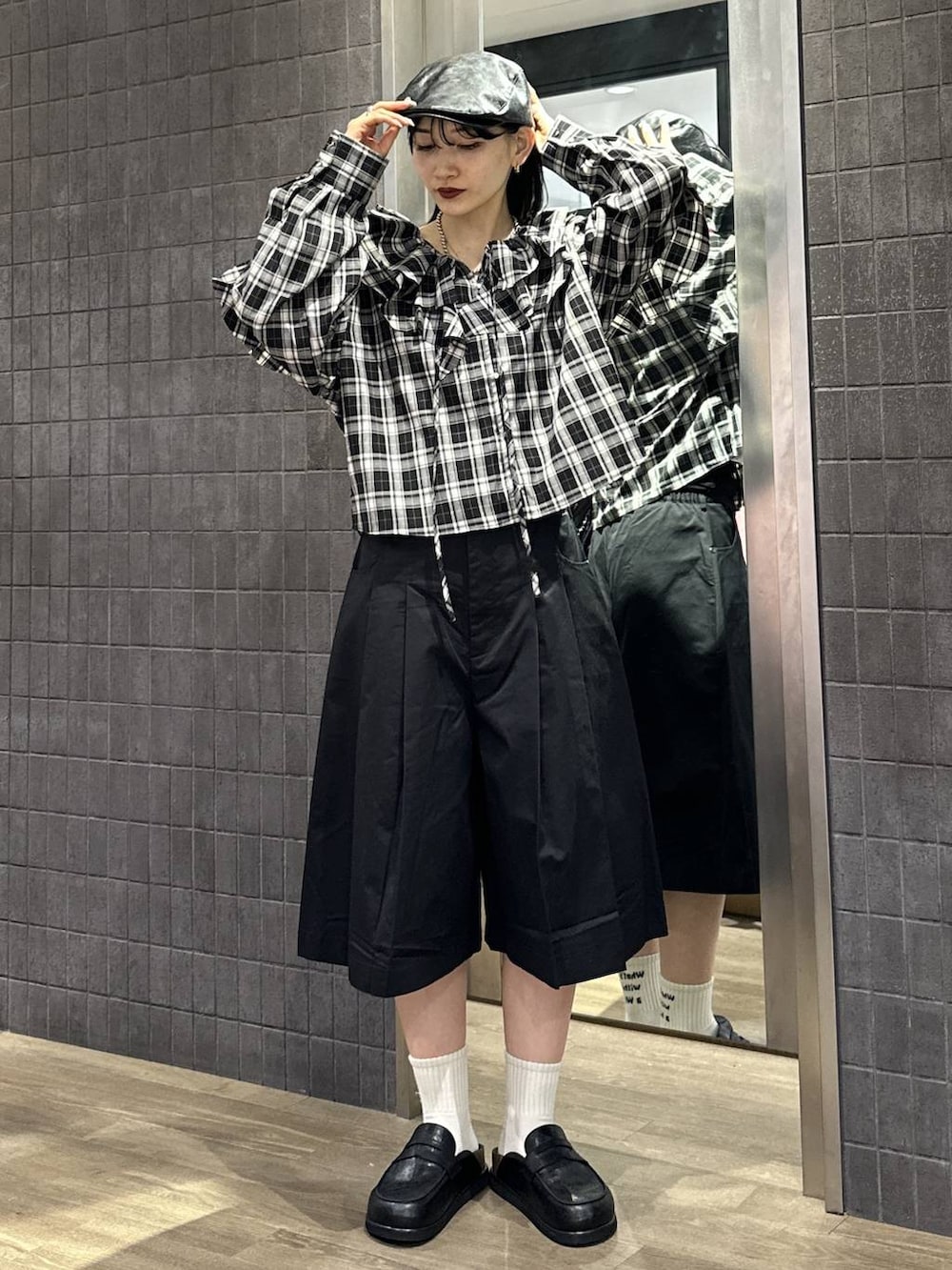 ブラック系のローファー、ブラック系のその他パンツ、ブラック系のシャツ/ブラウスを着用したレディースの春コーディネートの4枚目の写真