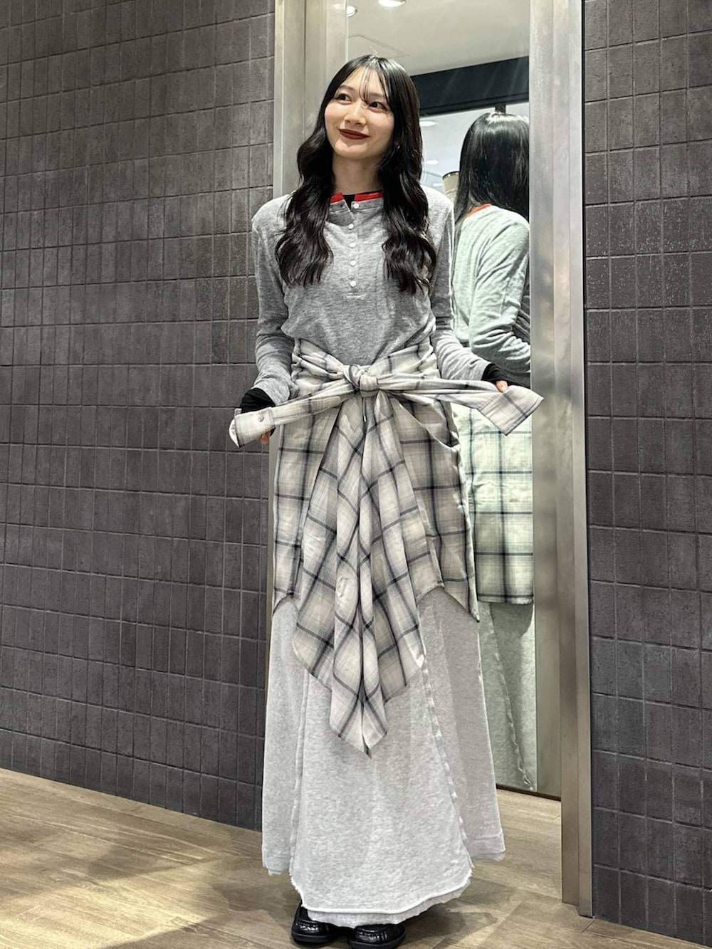 ホワイト系のシャツ/ブラウス、ブラック系のローファー、グレー系のスカートを着用したレディースの春コーディネートの2枚目の写真