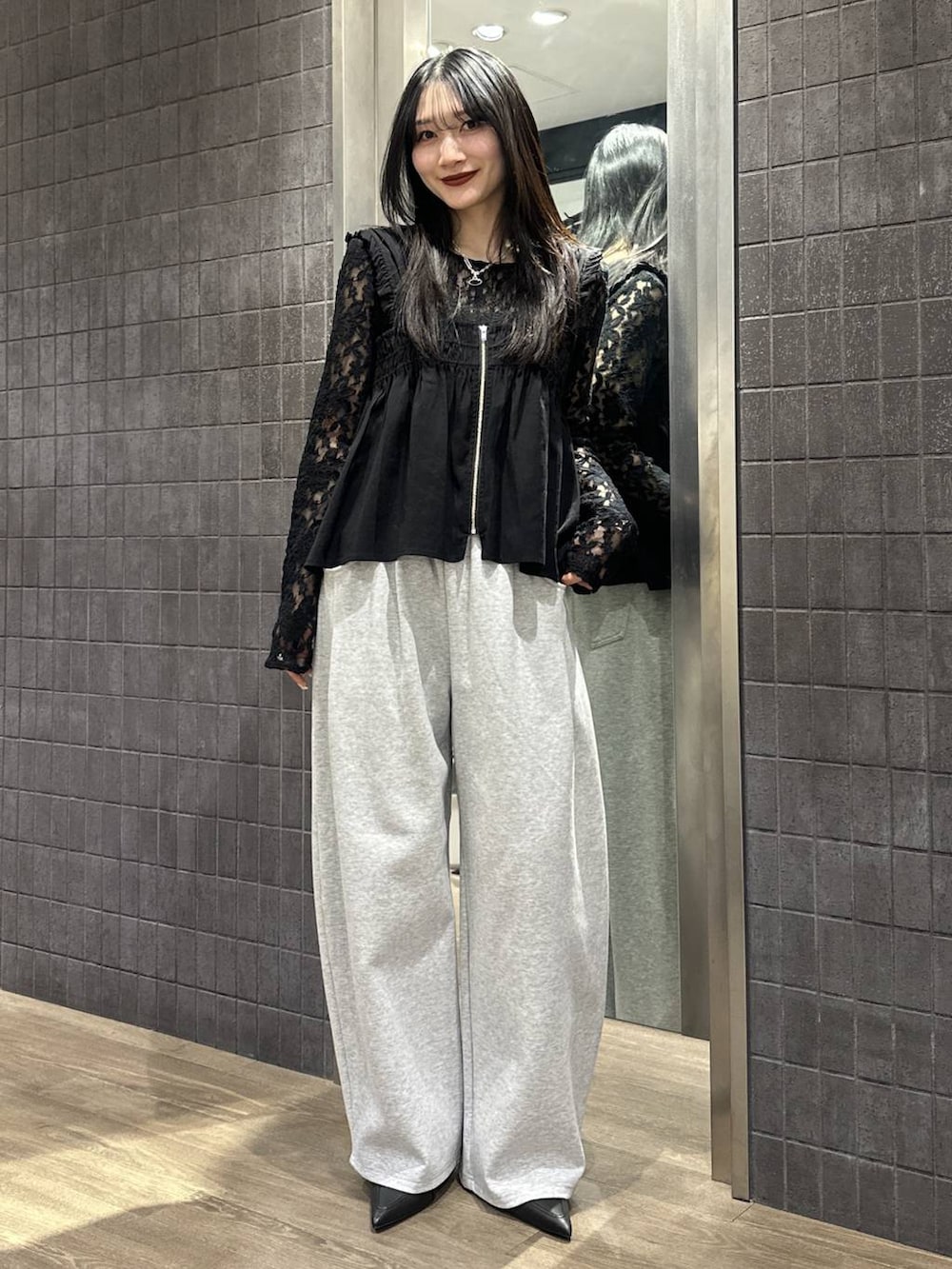 ブラック系のパンプス、グレー系のスウェットパンツ、ブラック系のTシャツ/カットソーを着用したレディースの春コーディネートの2枚目の写真