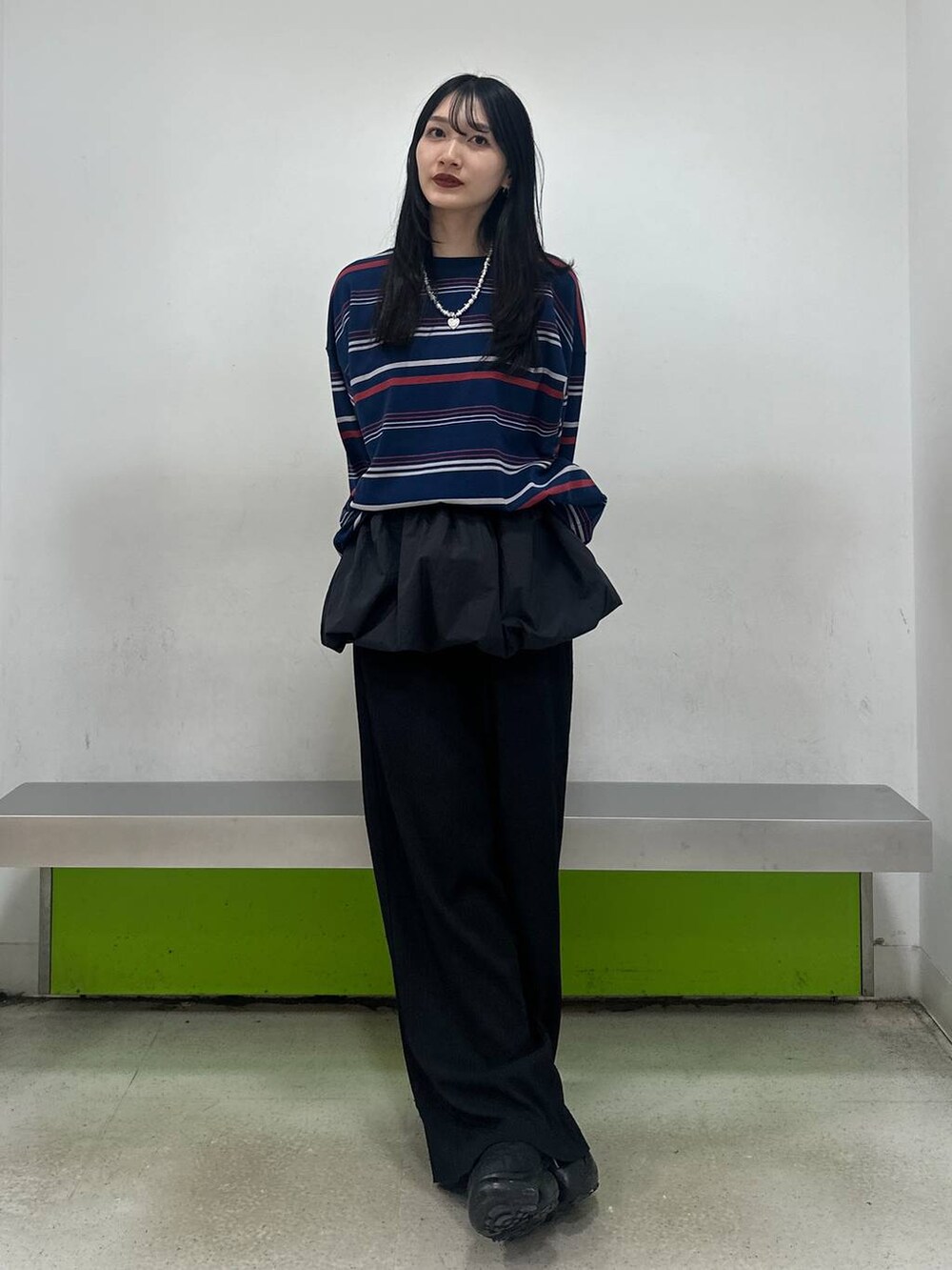 ブラック系のその他パンツ、ブラック系のキャミソール、ブルー系のTシャツ/カットソーを着用したレディースの秋コーディネートの5枚目の写真