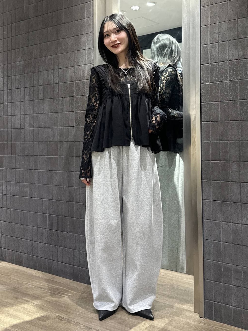 ブラック系のパンプス、グレー系のスウェットパンツ、ブラック系のTシャツ/カットソーを着用したレディースの春コーディネートの4枚目の写真