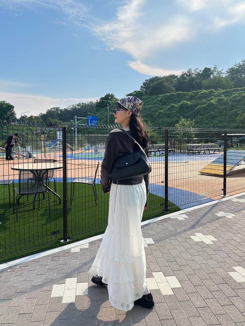 グレー系のTシャツ/カットソーを着用したレディースの夏コーディネートの2枚目の写真