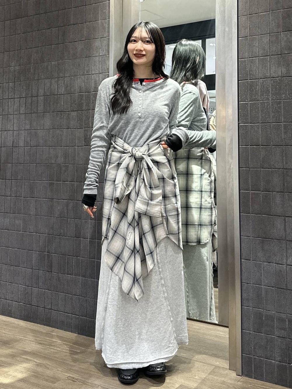 ホワイト系のシャツ/ブラウス、ブラック系のローファー、グレー系のスカートを着用したレディースの春コーディネートの3枚目の写真