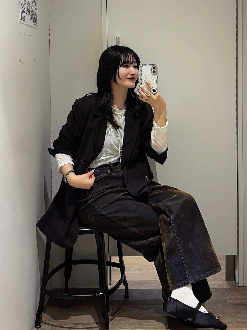 ブラック系のバレエシューズ、ホワイト系のTシャツ/カットソー、ブラック系のテーラードジャケットを着用したレディースの秋コーディネートの2枚目の写真