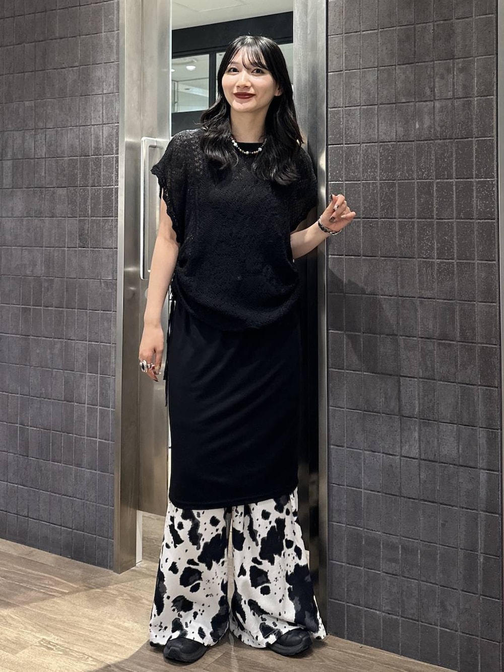 ブラック系のその他パンツ、ブラック系のニット/セーター、ブラック系のスカートを着用したレディースの夏コーディネートの2枚目の写真
