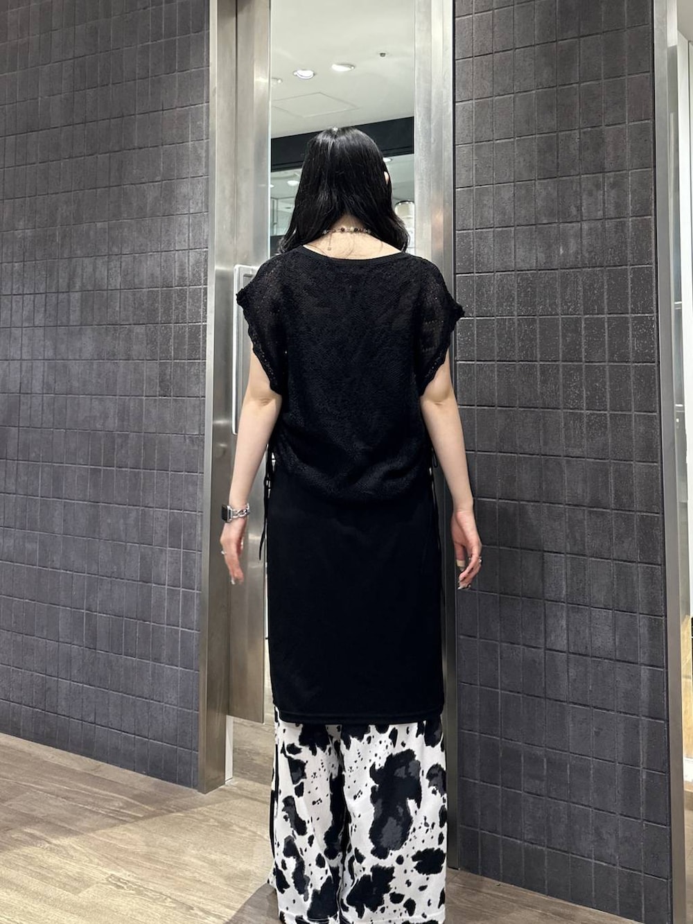ブラック系のその他パンツ、ブラック系のニット/セーター、ブラック系のスカートを着用したレディースの夏コーディネートの3枚目の写真