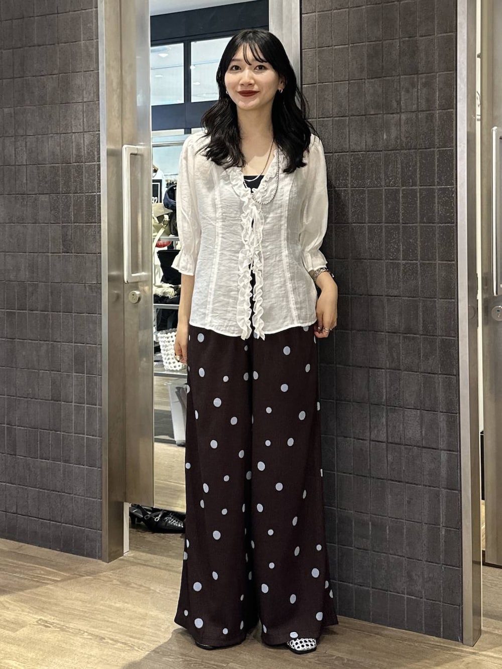 ブラウン系のその他パンツ、シルバー系のパンプス、ホワイト系のシャツ/ブラウスを着用したレディースの夏コーディネートの3枚目の写真