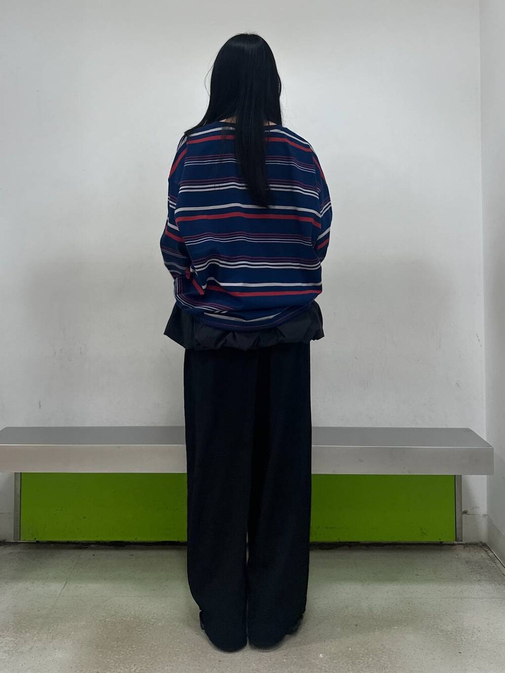 ブラック系のその他パンツ、ブラック系のキャミソール、ブルー系のTシャツ/カットソーを着用したレディースの秋コーディネートの4枚目の写真